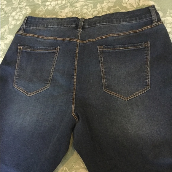 Crop. Bandolino Smooth Operator Crop Jeans - Picture 4 of 7